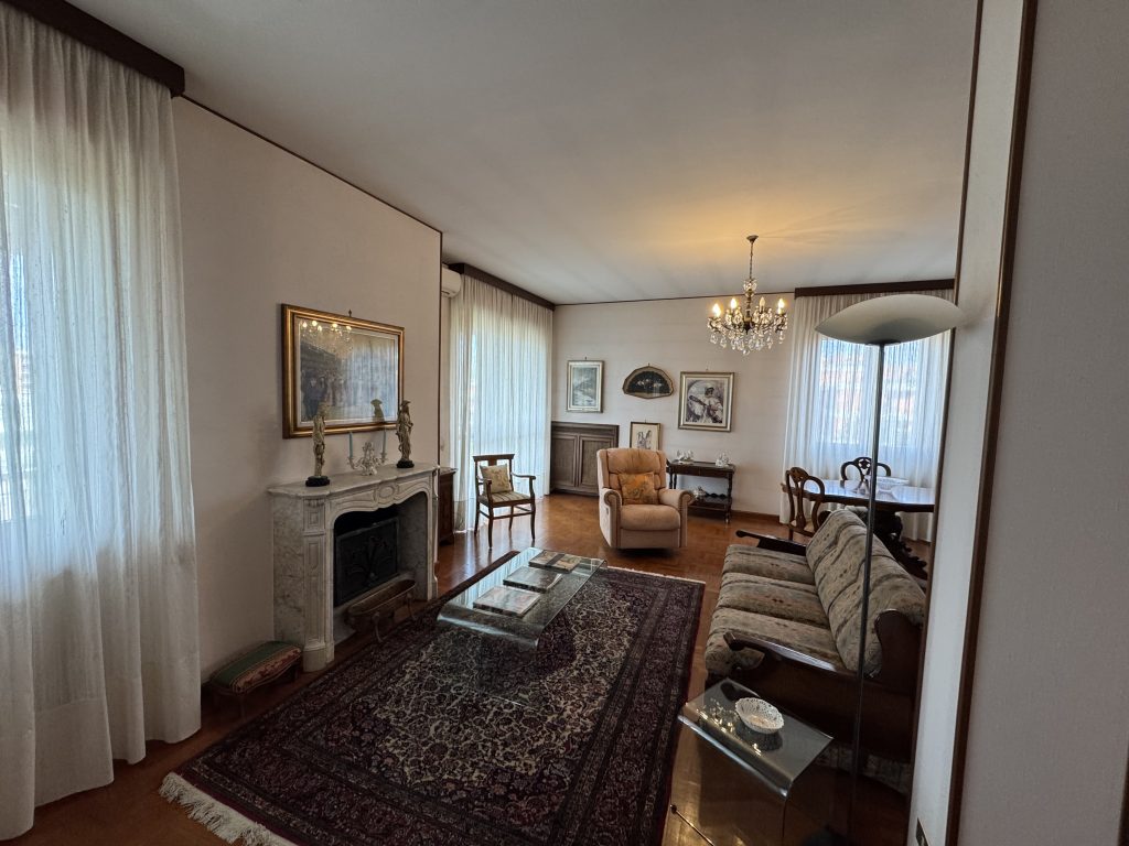 Vendita Ultimo Piano con Terrazzo e Camino / Zona : Borsalino – Galimberti