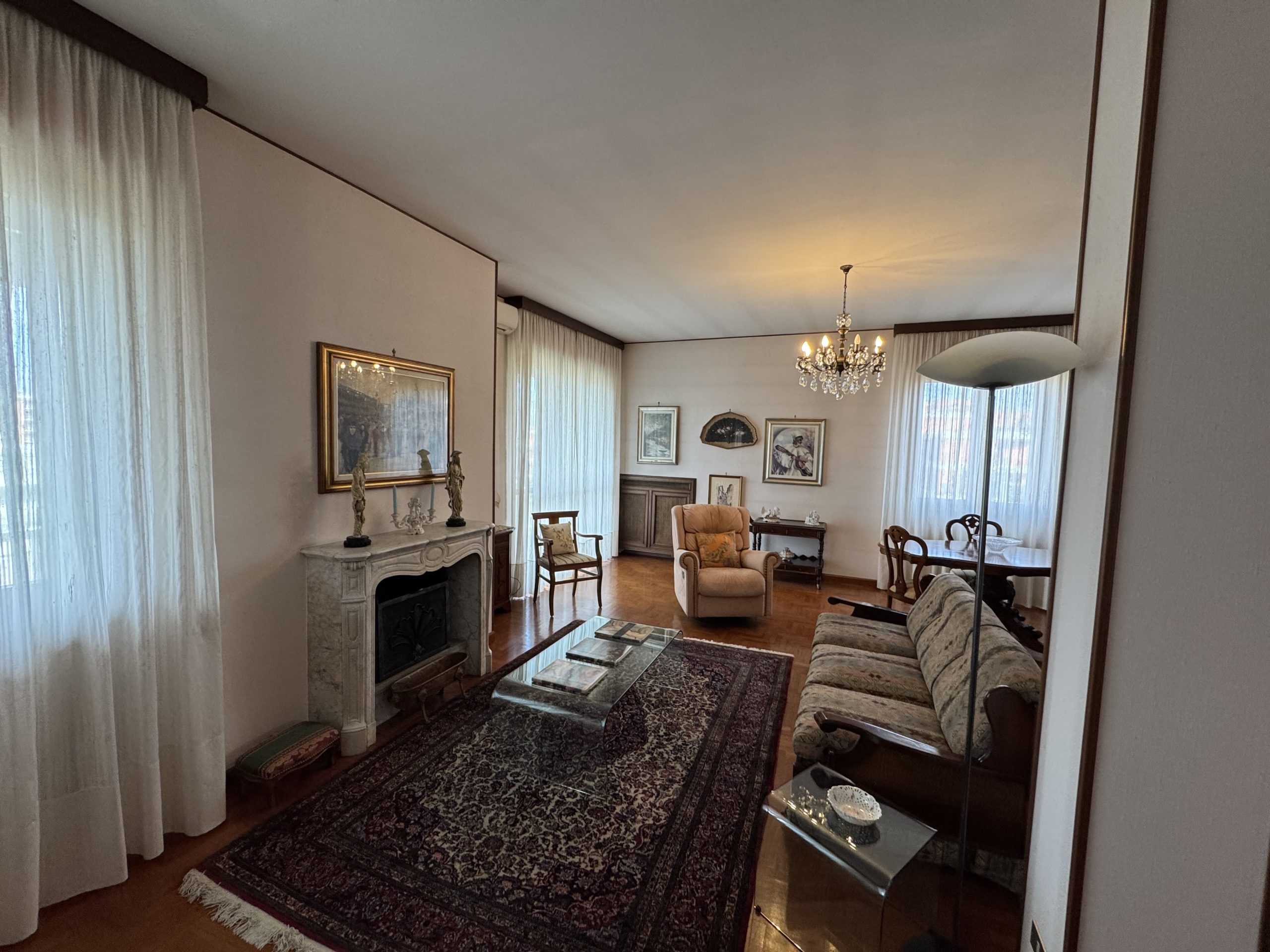 Vendita Ultimo Piano con Terrazzo e Camino / Zona : Borsalino – Galimberti