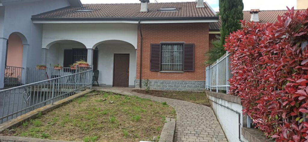 Vendita Villa con cortile e giardino privato / Zona: San Giuliano ( AL )
