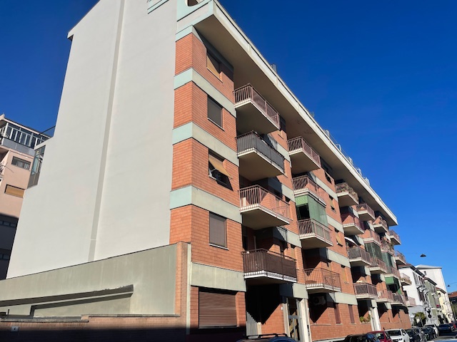 Vendita Appartamento Cinque Camere con servizio/ Zona: Pista Vecchia – Parco Borsalino – Esselunga ( AL )