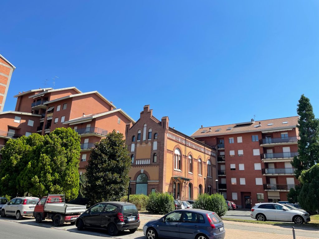 Vendita Appartamento Cinque Camere con doppi servizi e box auto / Zona: Centro – Ponte Meier (AL)