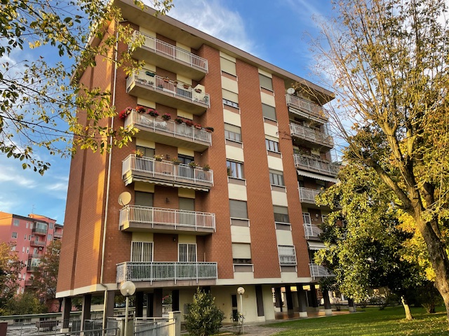 Vendita Appartamento Quattro Camere con doppio servizio e box auto / Zona : Clinica Centro Cuore – Borsalino –  Retail Park ( AL )